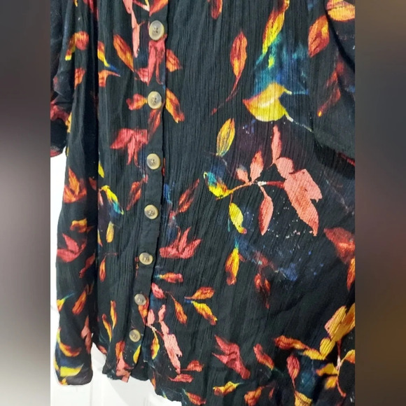Torrid Floral Black Rayon Crepe Smocked Cold Shoulder Top in Size 3 / 22-24 - Picture 6 of 14